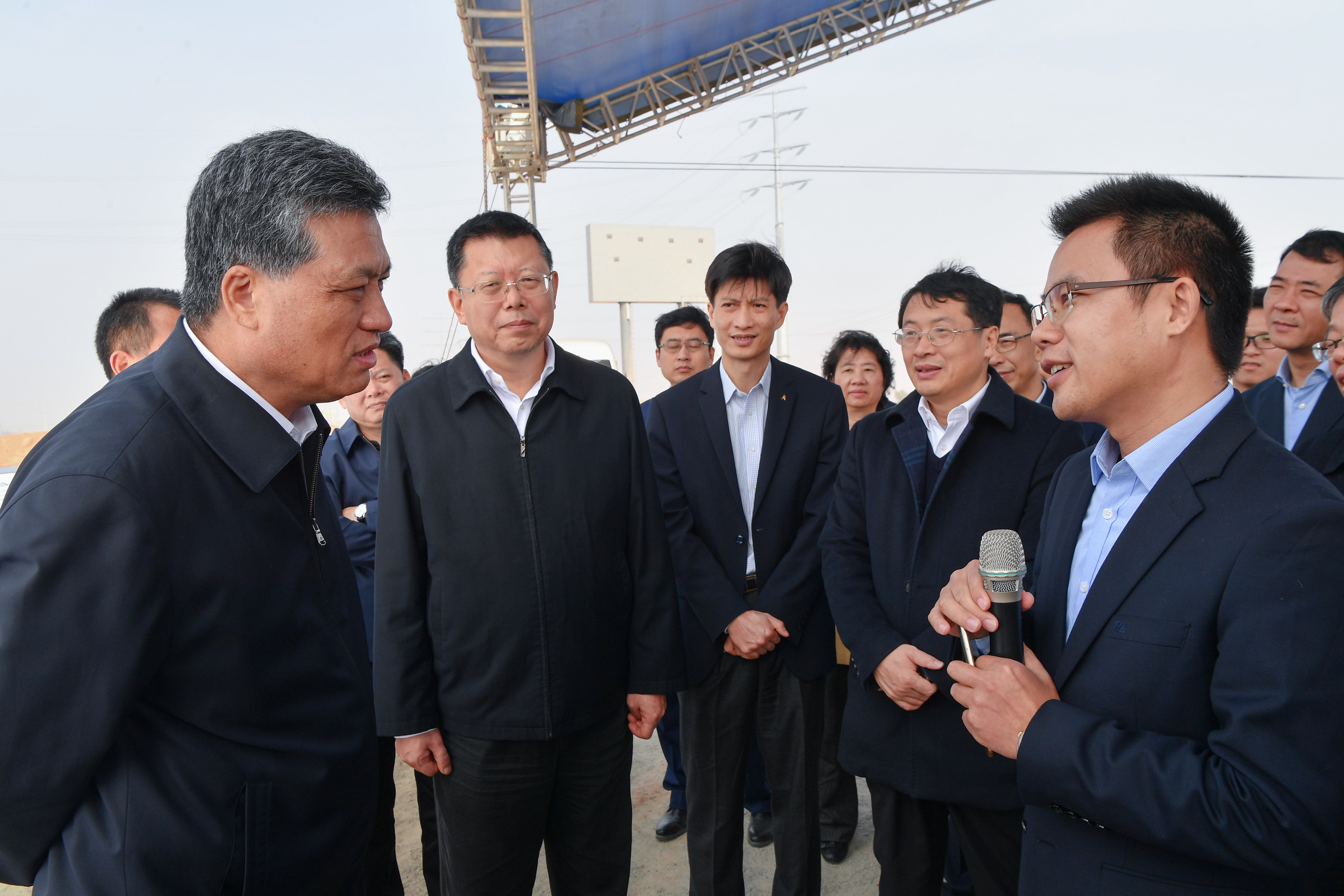 Mr. Xingrui Ma, the Governor of Guangdong Province, visited the projects of two major industrial bases in Yangjiang 