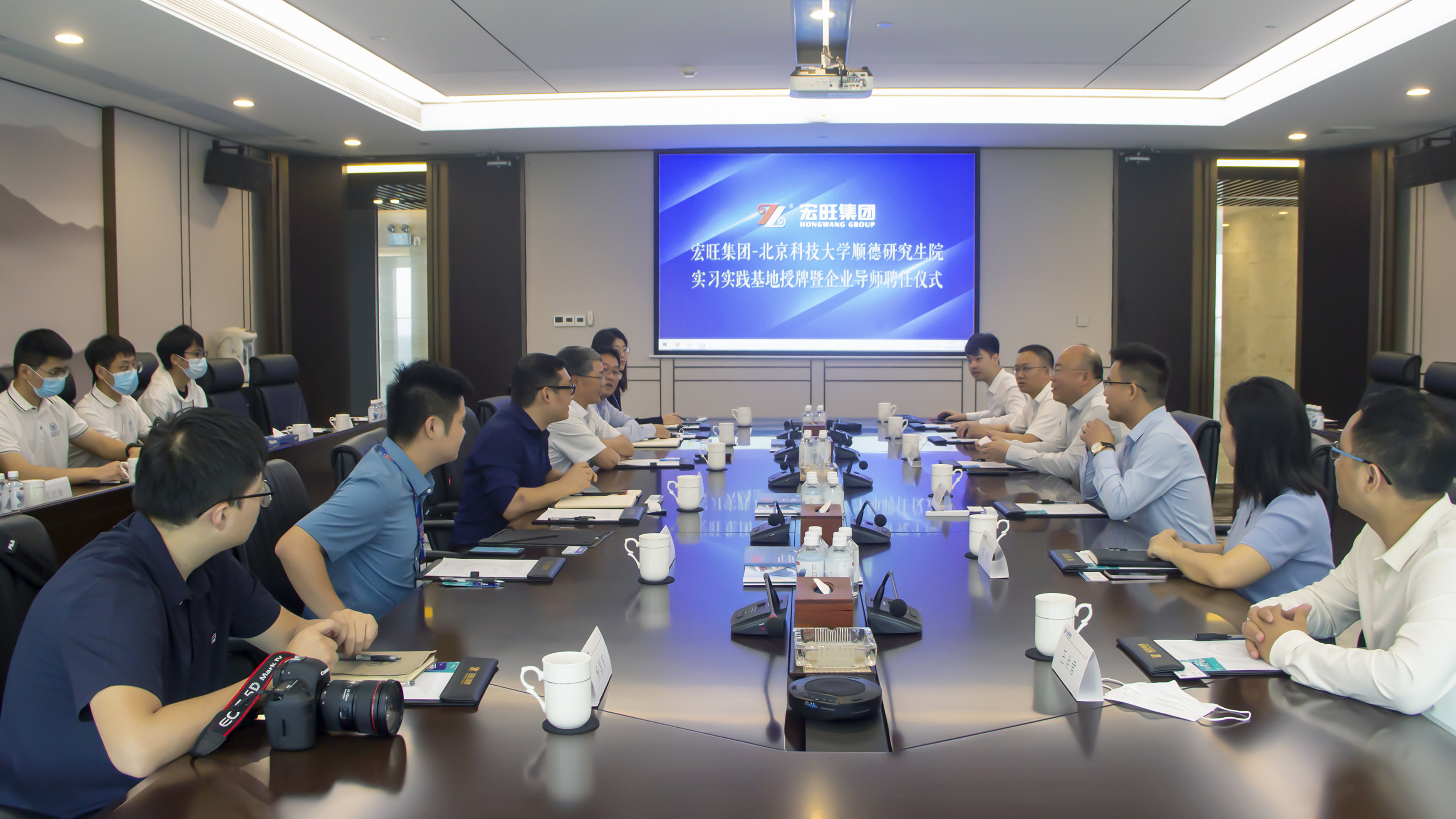 Hongwang Group-Shunde Graduate School of University of Science and Technology Beijing held a school-enterprise exchange forum